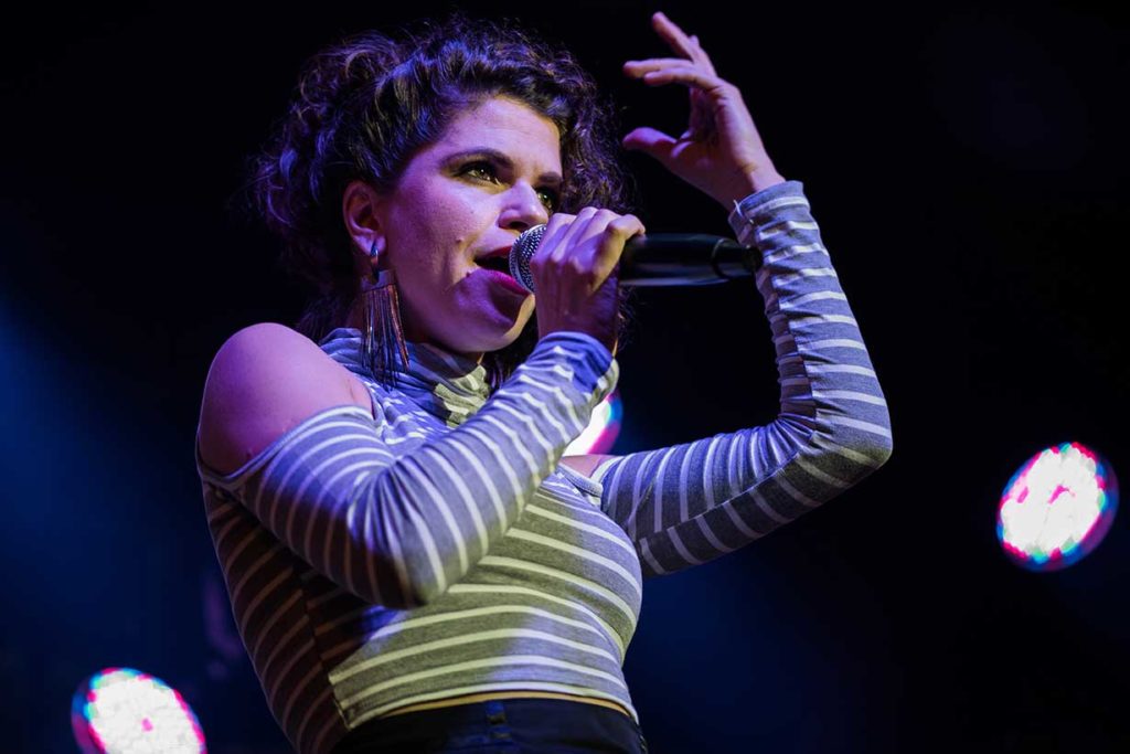 Mulher cantando com microfone