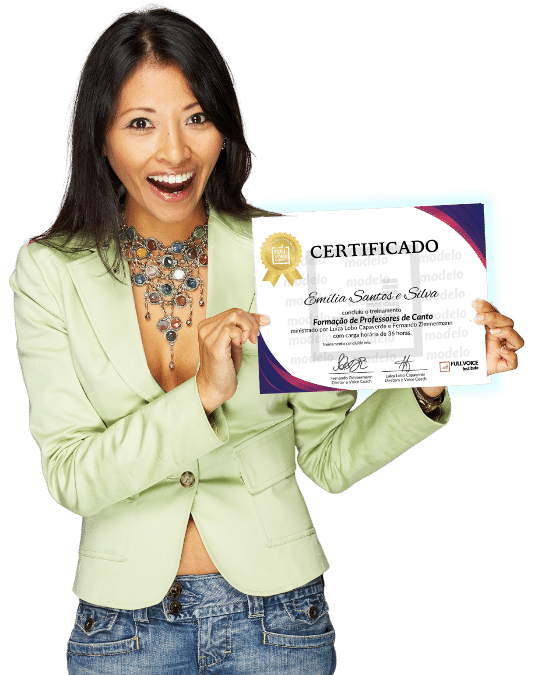 mulher-segurando-certificado-formacao